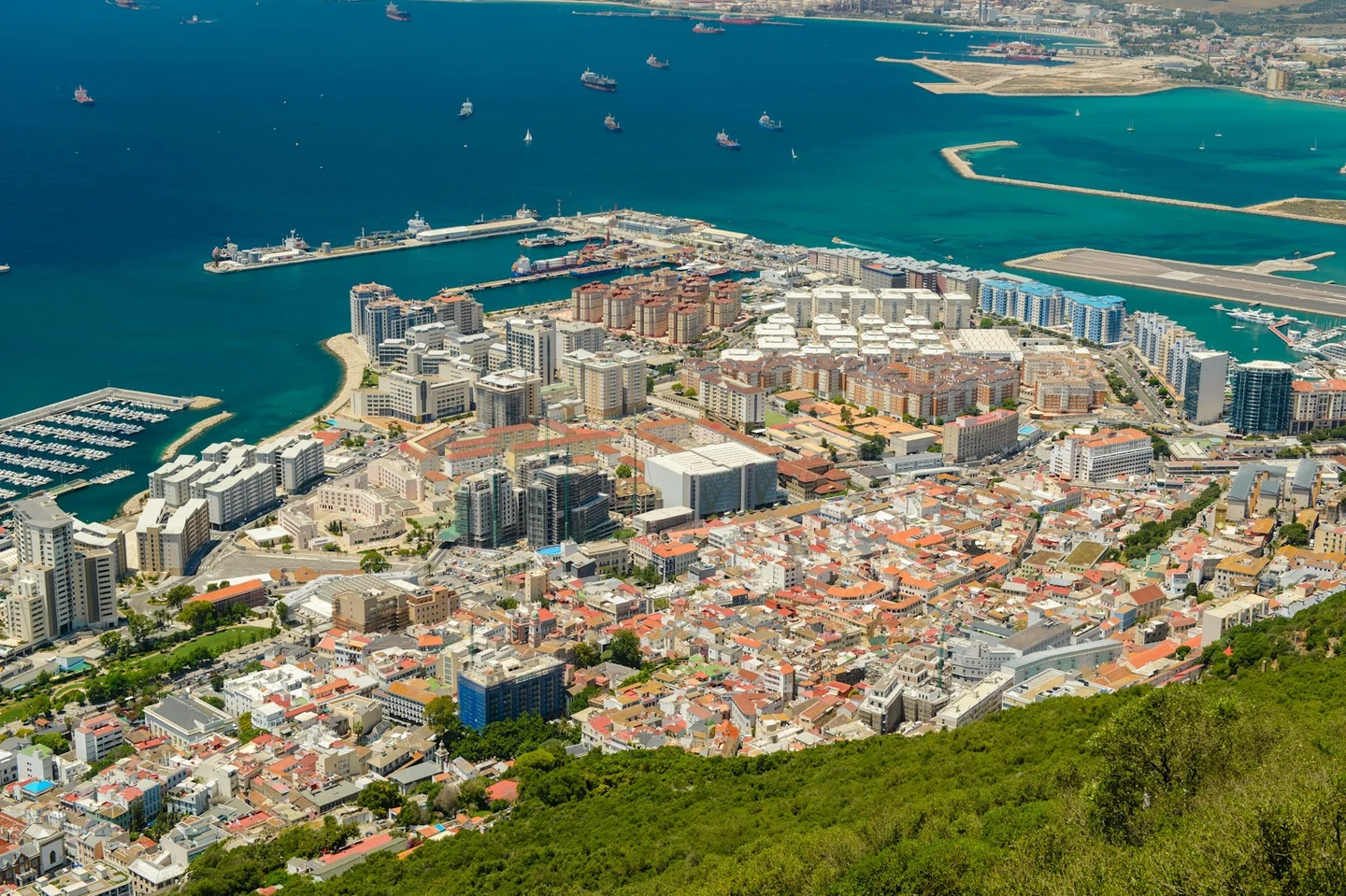 Luftaufnahme von Gibraltar mit Marina, Landebahn und Bucht