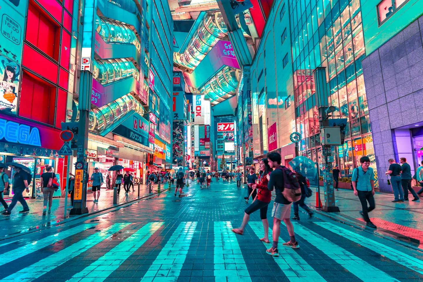 Belebte Einkaufsstraße in Tokio am Abend