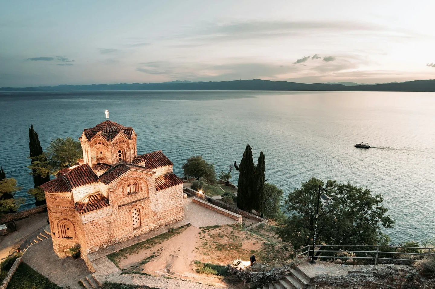 Die Kirche Sveti Jovan Kaneo über dem Ohridsee in der Abenddämmerung