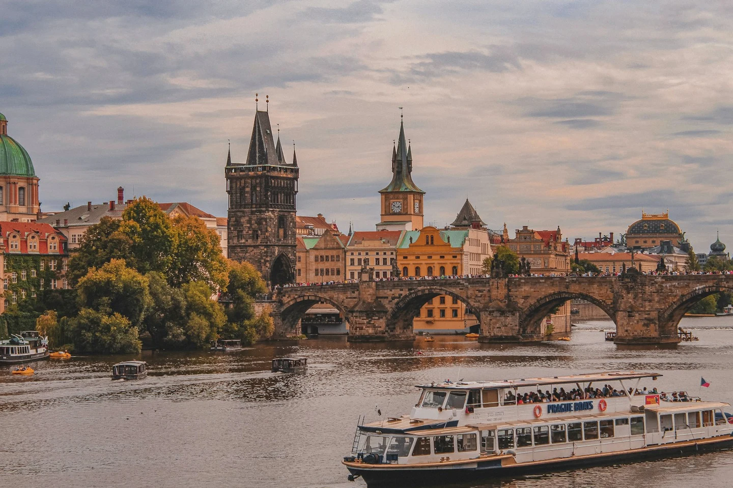 Ausflugsboote auf der Moldau vor der Karlsbrücke in Prag