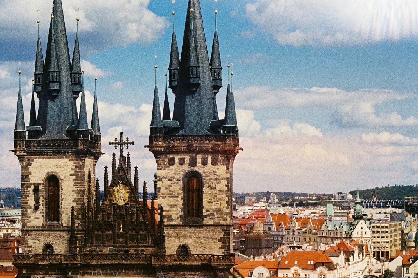Die Teynkirche über den Dächern der Prager Altstadt